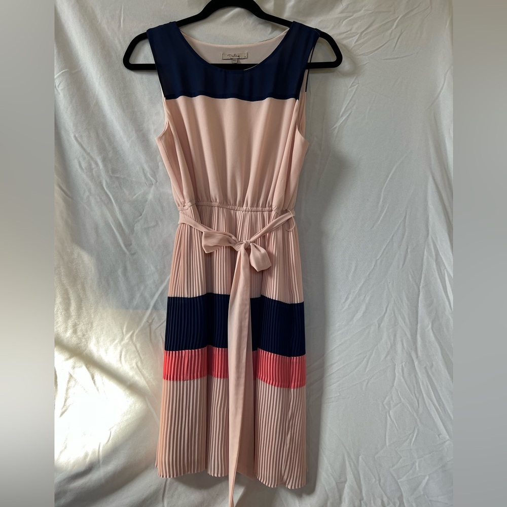 Elegant Sleeveless Dress with Navy and Pink Accents
